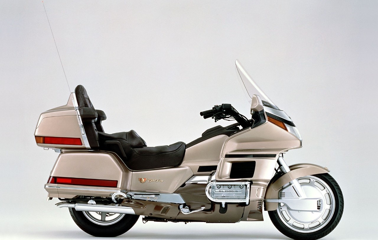 <div class='descrGalleryTitle'>1988: GL1500 Gold Wing</div><div class='descrGalleryText'><p>La concezione iniziale è a dir poco estrema: la nuova Gold Wing deve essere più silenziosa, fluida, veloce, confortevole e più prestante in curva. Il team di sviluppo della GL1500 valuta 15 diverse moto in 60 stadi di prototipo. Il risultato è una tourer di lusso a sei cilindri così ben realizzata da diventare il riferimento che dominerà il mototurismo per oltre un decennio.</p>
</div>